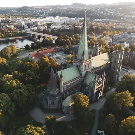Romslig Og Sentral Leilighet!
